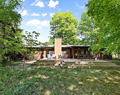 333 Orchard Boulevard, Sawyer