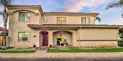 6000 Kings Canyon, Bakersfield