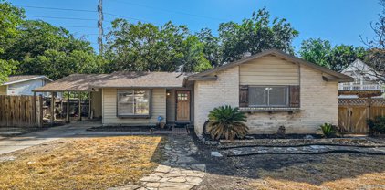 922 Stonegate Dr, Universal City