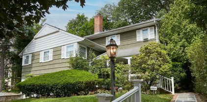 43 Essex Road, Great Neck