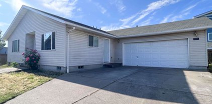 2115 Queen Av