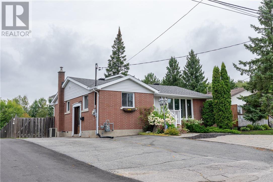 Listing exterior photograph of 1567 Crestmoor Road