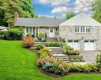 8 Ridge Drive W, Roslyn