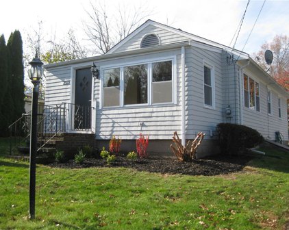 2372 East Main Road, Portsmouth