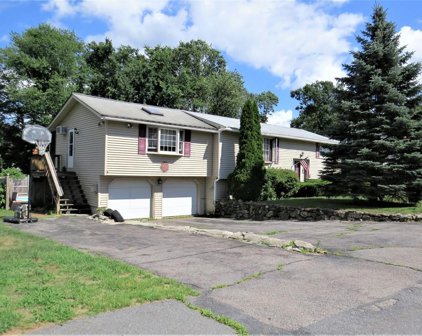 71 Kent Dr, Hudson