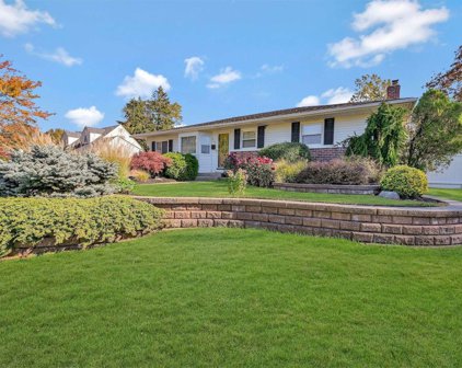 438 Townline Road, Commack
