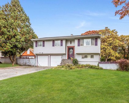 99 Columbus Avenue, Central Islip