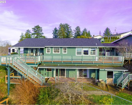 697 CRESTVIEW DR, Reedsport