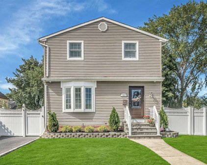 105 Lido Parkway, Lindenhurst