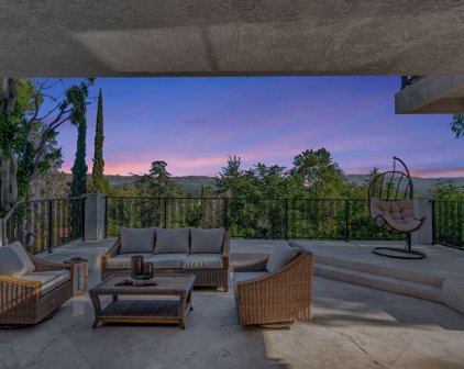 22745  Macfarlane Dr, Woodland Hills