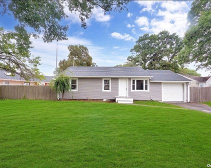 326 E 3rd Street, Deer Park