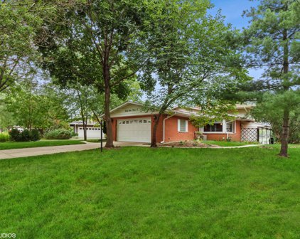 2912 S Briarwood Drive, Arlington Heights