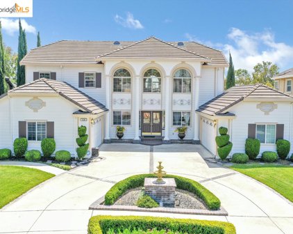 44 E Country Club Dr, Brentwood