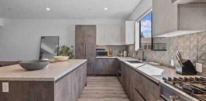 4716 N Village Court Ln, Valley Village