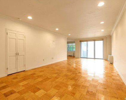 1 Kensington Gate Unit #209, Great Neck
