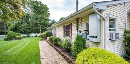 6 Mineola Street, Holtsville