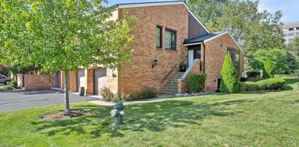 2S726 Williamsburg Court, Oak Brook