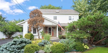15 Bayview Street W, Massapequa