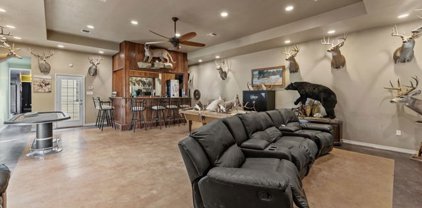 2211 County Road 7711, Devine