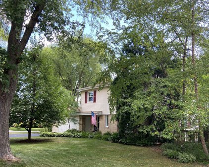 1735 E Rosehill Drive, Arlington Heights