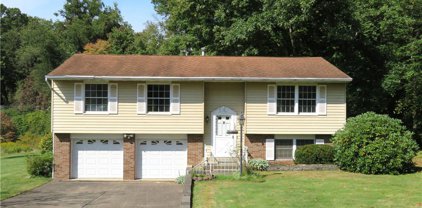 122 Clover Road, Economy