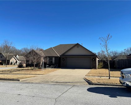 1142 S Blue Willow Avenue, Fayetteville
