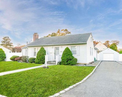 367 Walnut Street, Lindenhurst