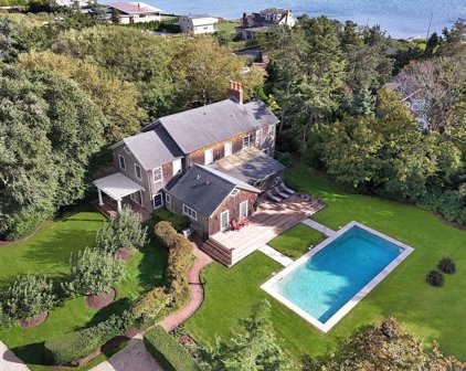40 Thorn Hedge Road, Bellport