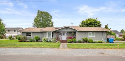 902 8th Avenue NW, Puyallup