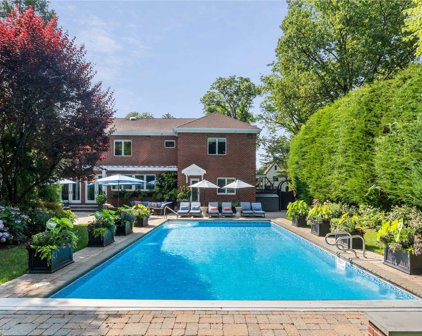 15 Grosvenor Place, Great Neck