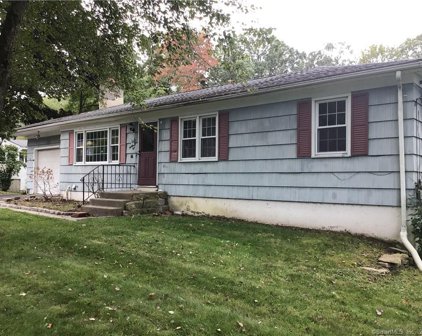32 Robinhood Road, Danbury