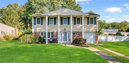 28 Dorchester Road, Smithtown
