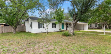 903 Dove Ave, Devine