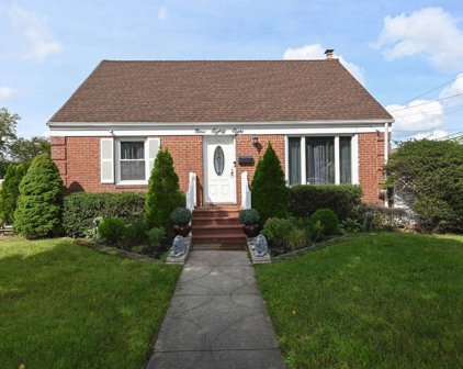 988 Center Drive, Franklin Square