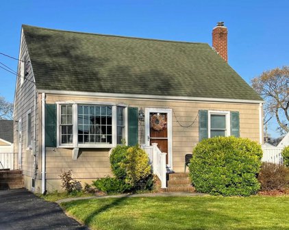 347 N Fulton Avenue, Lindenhurst