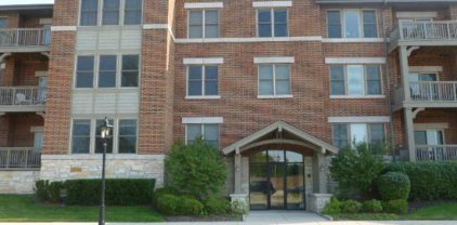 271 E Railroad Drive Unit #105, Bartlett