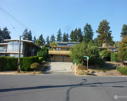 15701 37th Avenue NE, Lake Forest Park