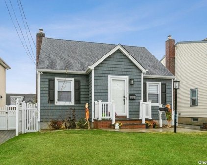 897 Saint James Place, Franklin Square