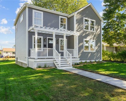43 Bellevue Avenue, Westerly