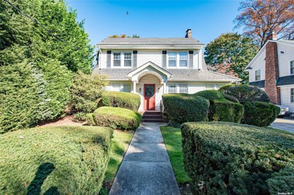 41 Hampton Court, Rockville Centre