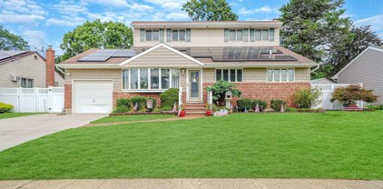6 Barbara Circle, Massapequa
