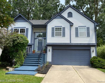 915 HUNTCLUB, Auburn Hills