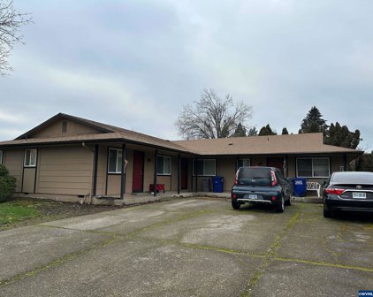 125 46th (#127 #129) Av