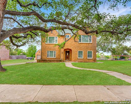 1303 1st St, Floresville