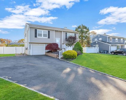 15 Glide Lane, Holtsville