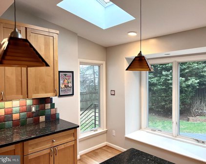 6415 Hollins Dr, Bethesda