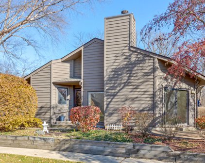 102 Shoreline Court, St. Charles
