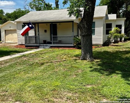 718 E Oak St, Uvalde