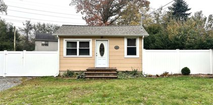 438 N Country Road, Miller Place