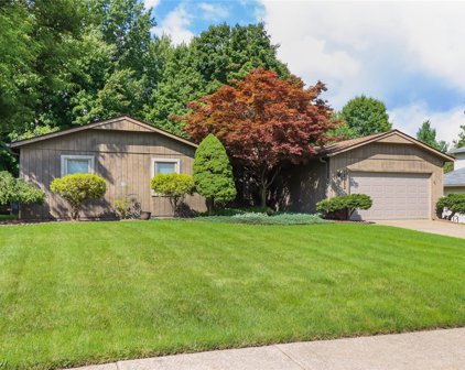 18832 Hunters Pointe  Drive, Strongsville